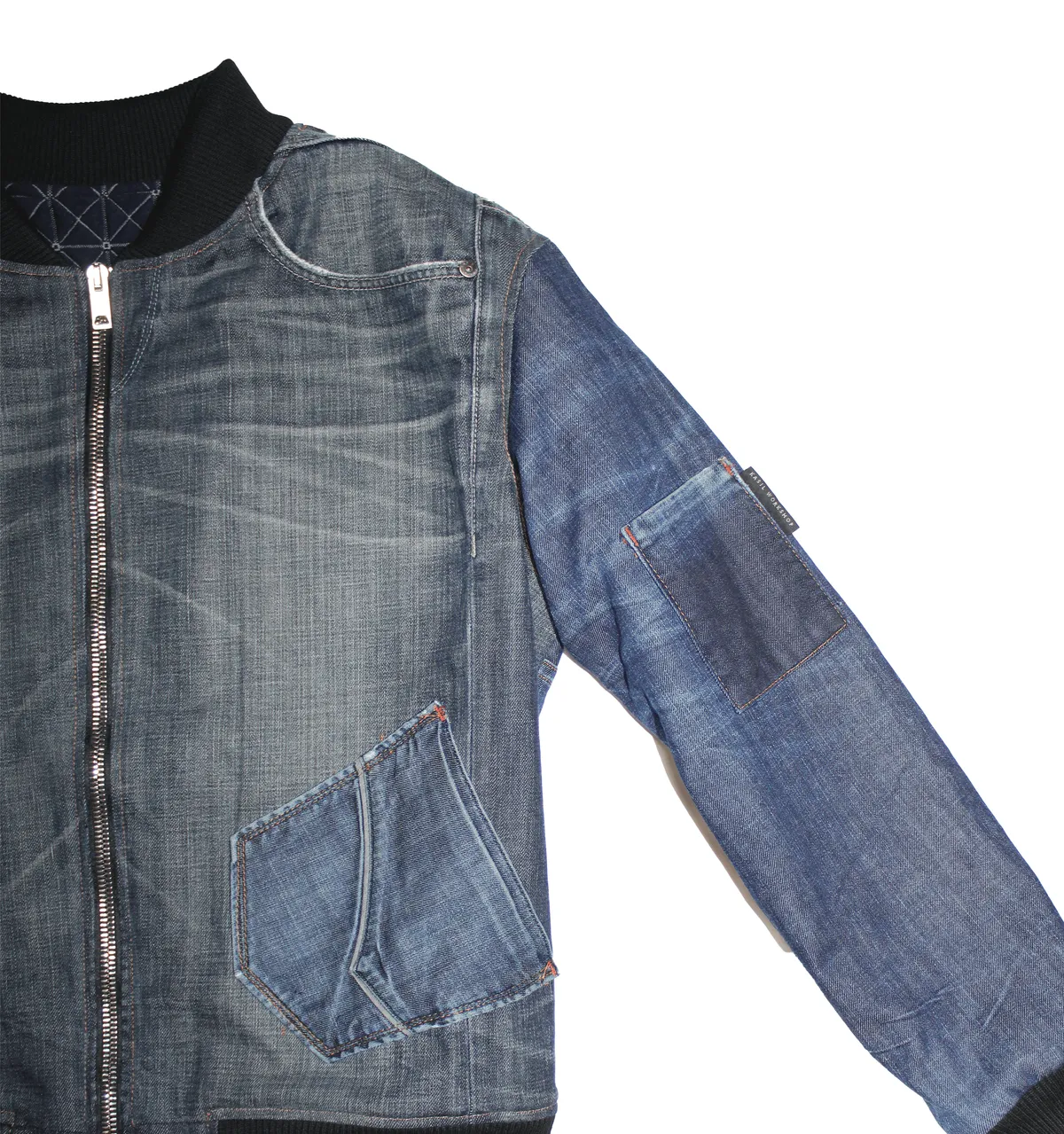 Detalle de las costuras y bolsillos reaprovechados en la chaqueta de mezclilla