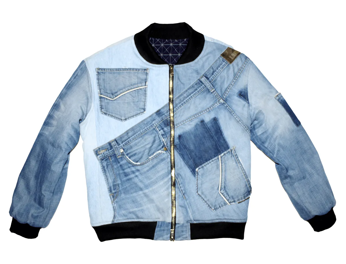 Vista frontal de la chaqueta bomber de mezclilla reconstruida