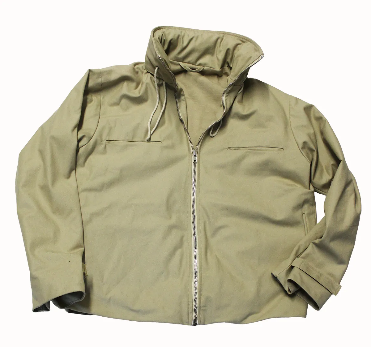 Chaqueta beige de cuello alto con cordón y cierre metálico